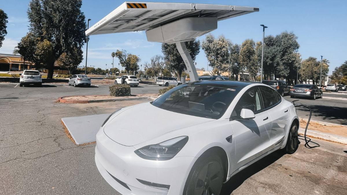 EV-töltés napelemmel: így tölts az autódba a saját áramodból