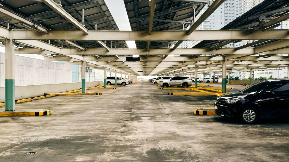 Napelemes carport alatt fedett parkolóhelyek autókkal